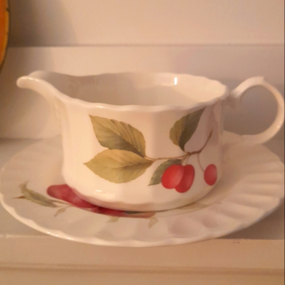Belle Terre Mikasa Maxima Porcelain Gravy Boat with Underplate EUC